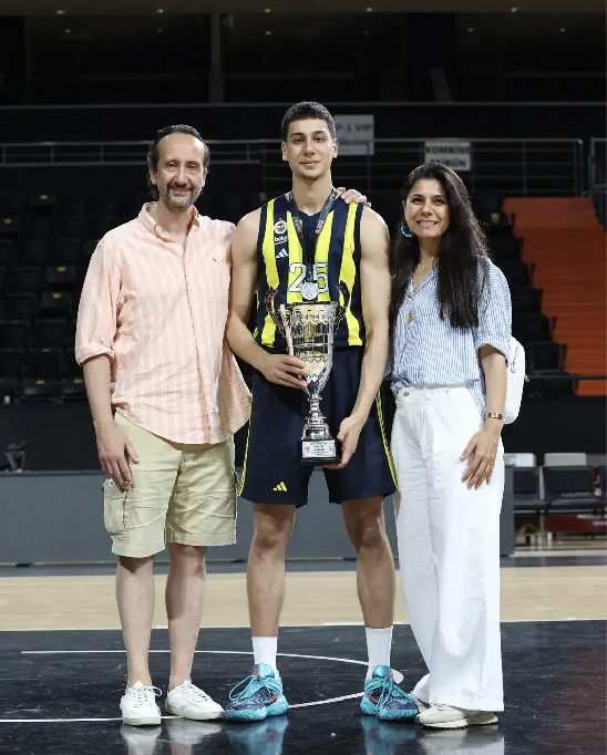 Efe Doran Turhanoğlu with parents — Fenerbahçe U18 Istanbul Champion